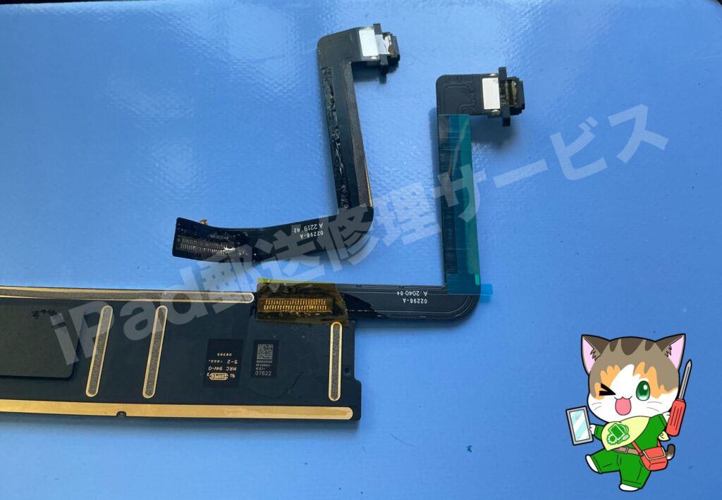 iPad Lightning端子の充電口を基板にハンダ付けして修理している作業風景