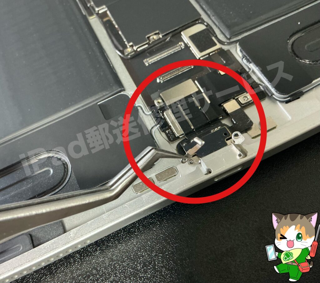 iPadのUSB-C端子の充電口コネクタを交換している修理作業の様子