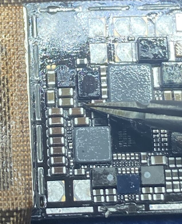 iPad10画面が暗い症状、基板修理で改善しました